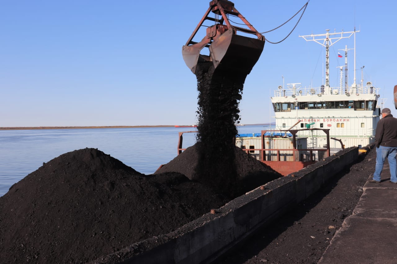 Северный завоз уголь. Сухогруз Советская Якутия. Баржа с углем. Погрузка угля на баржу. Судно с углем.